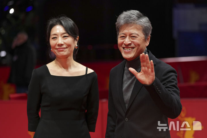 [베를린=AP/뉴시스] 배우 조윤희(왼쪽)와 권해효가 20일(현지 시간) 독일 베를린에서 열린 제75회 베를린 국제영화제에서 영화 ‘그 자연이 네게 뭐라고 하니' 레드 카펫 행사에 참석해 포토 타임을 갖고 있다. 임신 중인 김민희는 홍상수 감독과 베를린에 동행했으나, 공식 석상에는 서지 않았다. 2025.02.21.