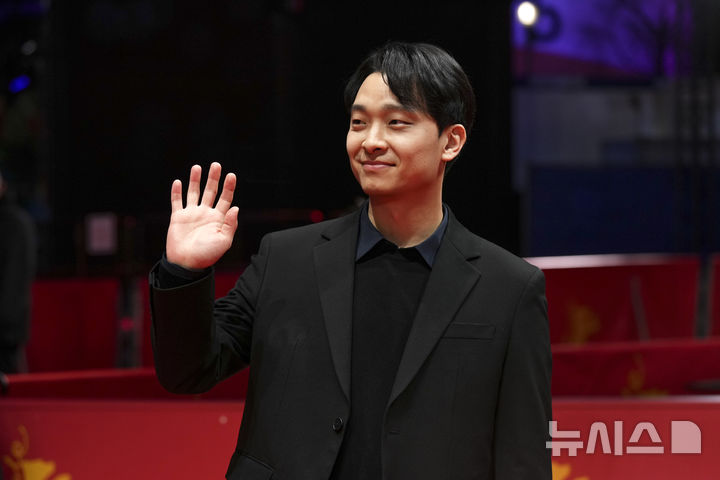 [베를린=AP/뉴시스] 배우 하성국이 20일(현지 시간) 독일 베를린에서 열린 제75회 베를린 국제영화제에서 영화 ‘그 자연이 네게 뭐라고 하니' 레드 카펫 행사에 참석해 포토 타임을 갖고 있다. 임신 중인 김민희는 홍상수 감독과 베를린에 동행했으나, 공식 석상에는 서지 않았다. 2025.02.21.
