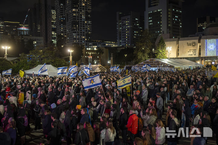 [텔아비브=AP/뉴시스] 20일(현지 시간) 하마스에 억류됐다가 숨진 이스라엘 인질 4명의 시신이 송환된 가운데 이스라엘 사람들이 텔아비브 인질 광장에 모여 고인들을 애도하고 있다. 하마스는 앞서 이스라엘 인질 시리 비바스와 두 아들 아리엘·크피르 비바스 그리고 오데드 리프시츠 등 4명의 시신을 돌려보냈다. 2025.02.21.
