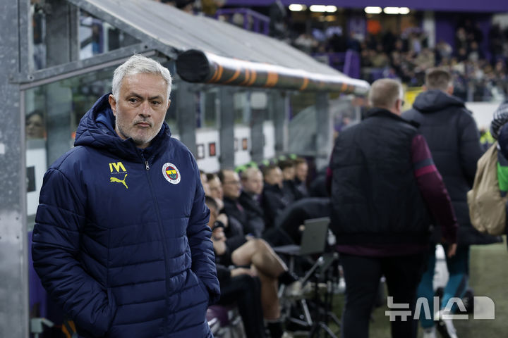 [브뤼셀=AP/뉴시스]페네르바체 무리뉴 감독. 2025.02.20.