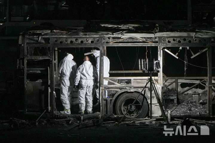 [바트얌=AP/뉴시스]이스라엘 중부 바트얌에서 현지 경찰이 연쇄 버스 폭발 현장을 살피고 있다. 2025.02.21.