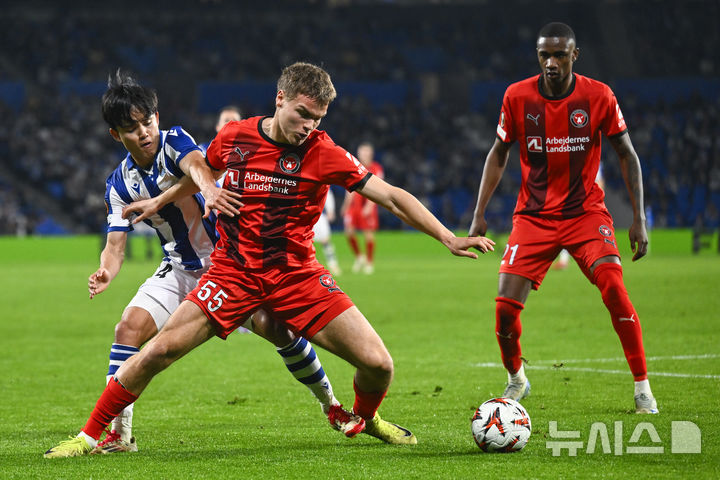 [산세바스티안=AP/뉴시스] 미트윌란(덴마크)과 레알 소시에다드(스페인)가 맞붙은 2024~2025시즌 유럽축구연맹(UEFA) 유로파리그(UEL) 16강 2차전. 2025. 2. 20.