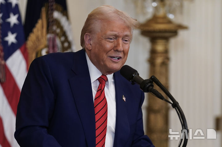 [워싱턴=AP/뉴시스]﻿도널드 트럼프 미국 대통령이 연방기관들의 권한을 대폭 축소할 수 있는 내용의 행정명령에 서명했다. 사진은 도널드 트럼프 미국 대통령이 20일(현지 시간) 백악관 이스트룸에서 흑인 역사의 달 리셉션에 참석해 발언하는 모습. 2025.2.21