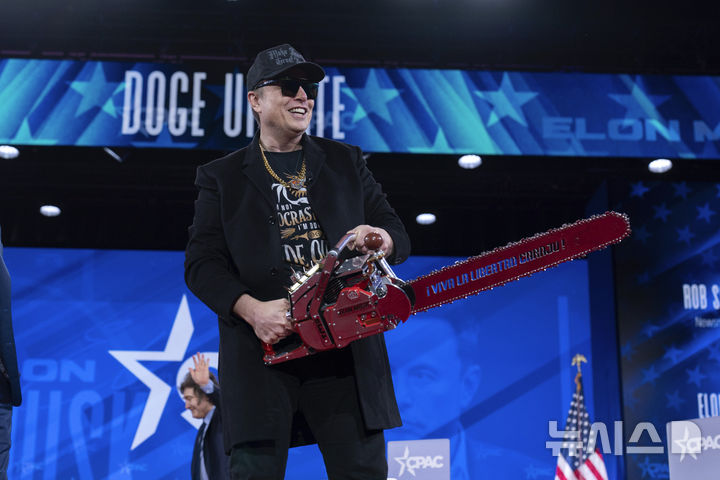 [옥슨힐=AP/뉴시스]일론 머스크가 지난 2월20일(현지시각) 미 보수정치행동회의(CPAC)에서 전기톱을 들고 무대에 등장했다. 자신이 연방 정부 공무원 감축을 주도하고 있음을 강조한 행위다. 그러나 머스크가 실제로 감축한 공무원은 예년의 은퇴 공무원보다 적은 것으로 나타났다. 2025.4.25. 