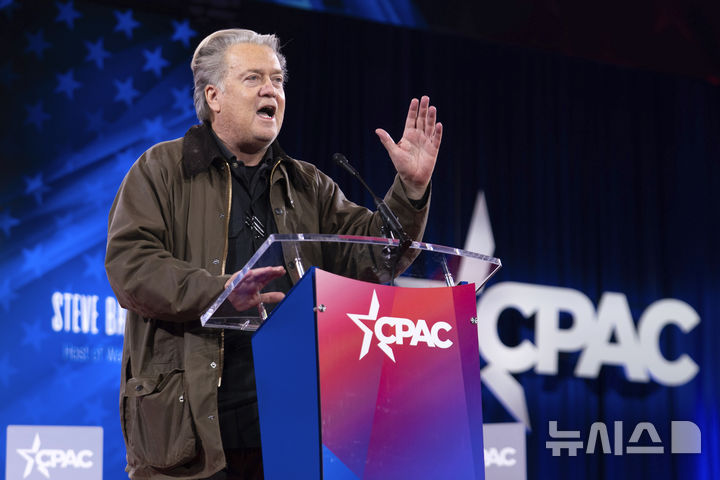 [옥슨 힐=AP/뉴시스]도널드 트럼프 1기 대통령 시절 고문이던 스티브 배넌이 지난 2월 20일(현지시간)&nbsp; 보수주의 정치행동총회(CPAC)에서 연설하고 있다. 2025.06.05.