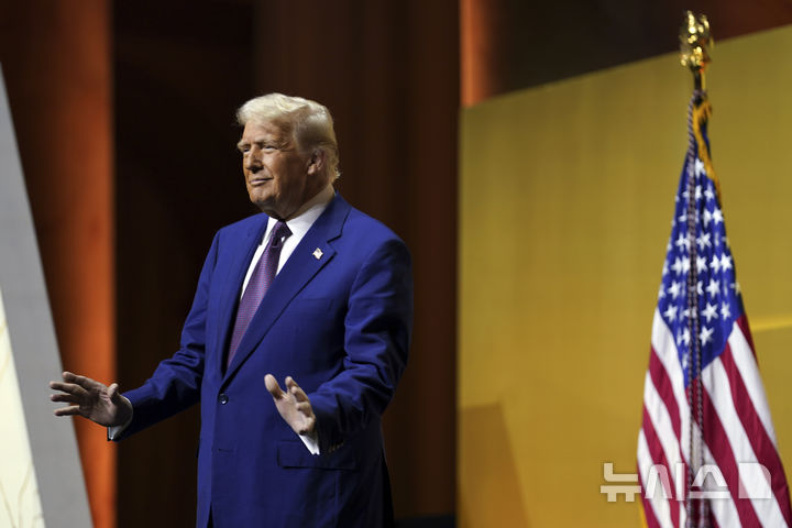 [워싱턴=AP/뉴시스]도널드 트럼프 미국 대통령이 20일(현지 시간) 워싱턴DC에서 공화당 주지사협회 회의에 참석해 연설하고 있다. 2025.02.21.