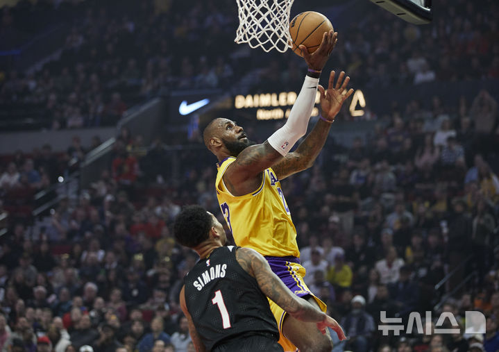 [포틀랜드=AP/뉴시스] 미국프로농구(NBA) 로스앤젤레스(LA) 레이커스의 르브론 제임스. 2025.02.20.