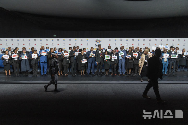 [요하네스버그=AP/뉴시스] 20일(현지 시간) 남아프리카공화국 요하네스버그에서 주요 20개국(G20) 외무장관 회의에서 참석자들이 단체 사진을 찍을 준비를 하고 있다. 사진 촬영은 영국, 프랑스, 독일 등 일부 국가가 러시아와 함께 사진을 찍는 것을 거부하면서 취소됐다. 2025.02.22.