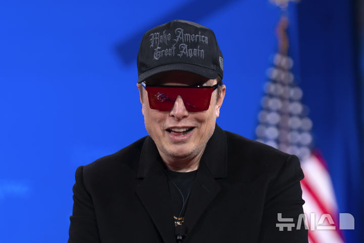 [옥슨힐=AP/뉴시스] 일론 머스크가 지난 20일(현지시각) 메릴랜드 주 옥슨힐에서 열린 보수정치행동회의(cpac)에서 발언하고 있다. 캐나다 국민 23만 명 이상이 머스크의 캐나다 국적 박탈 청원에 서명했다. 2025.2.26. 