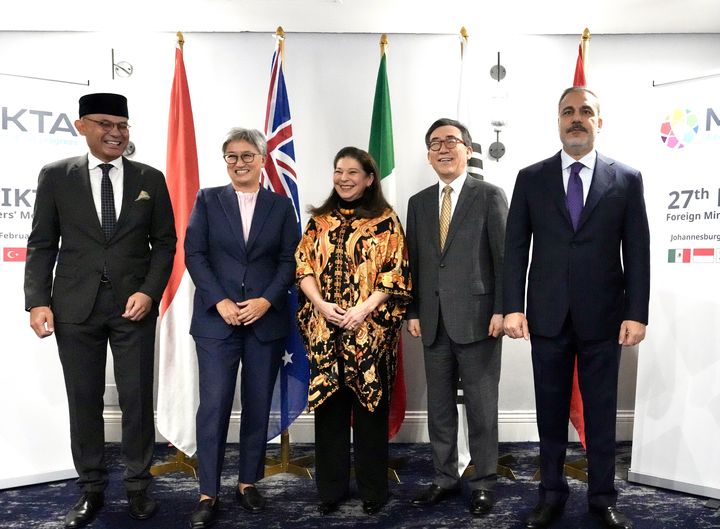 [서울=뉴시스] 외교부는 조태열 장관(오른쪽에서 두번째)이 남아프리카공화국 요하네스버그에서 개최 중인 G20 외교장관 회의에 참석한 계기에 20일(현지시간) '제27차 믹타 외교장관 회의'에 참석했다고 21일 밝혔다. (사진=외교부 제공) 2025.02.21. *재판매 및 DB 금지