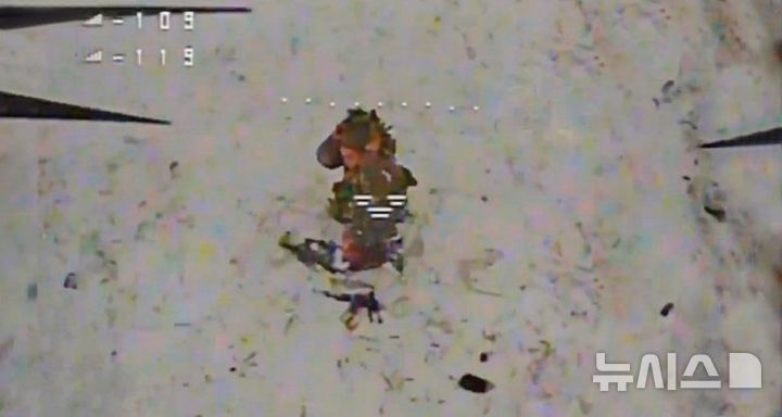 [서울=뉴시스]러시아 쿠르스크 전선 전투에 투입된 북한군으로 보이는 병사가 우크라이나군 드론이 접근하자 머리를 감싸 쥐고 있다. (출처=우크라이나 특수작전군 텔레그램, RFA에서 재인용) 2025.2.21.