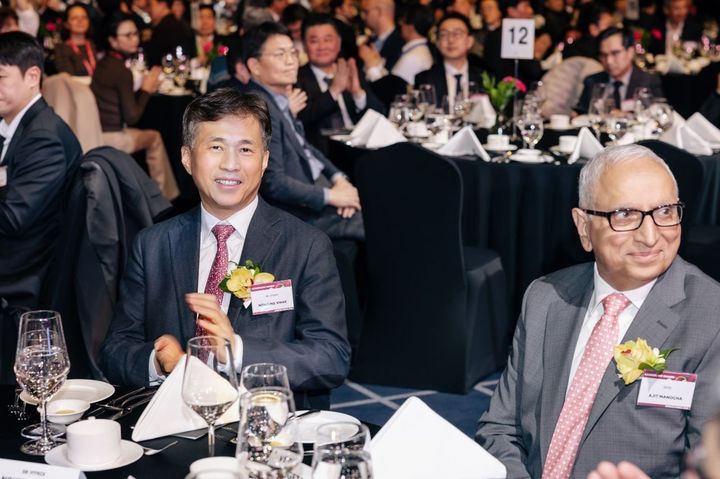 [서울=뉴시스]곽노정(사진 왼쪽) SK하이닉스 대표이사 사장은 지난 20일 자신의 사회관계망서비스(SNS)에 SEMI 주최로 열린 '세미콘 코리아 2025'에 참가한 소회를 밝혔다. (사진=곽노정 사장 SNS 캡쳐) photo@newsis.com *재판매 및 DB 금지