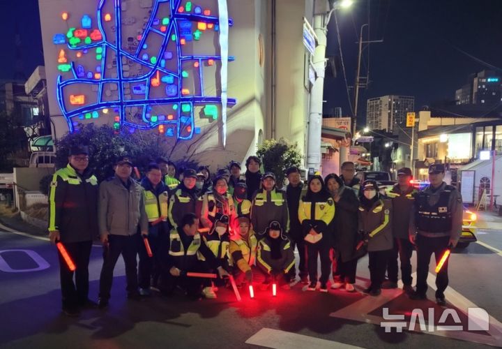 [광주=뉴시스] 광주 남부경찰서 방림지구대는 지난 20일 양림·사직동 산책로에서 자율방범대와 합동순찰을 진행했다. (사진=방림지구대 제공) 2025.02.21. photo@newsis.com