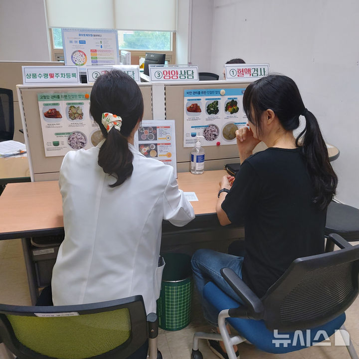[용인=뉴시스] 모바일헬스케어 사업 참여자가 영양상담을 받고 있다. (사진=용인시 제공) 2025.02.21. photo@newsis.com