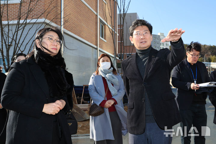 [용인=뉴시스] 20일 오후 처인초·중 통합학교를 방문해 개교 준비와 주변 통학로 상황 등을 점검하는 이상일 경기 용인시장. (사진=용인시 제공) 2025.02.21. photo@newsis.com