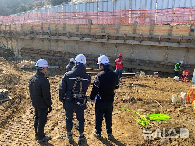 [오산=뉴시스] 오산시가 해빙기 공동주택 건설 현장 안전점검을 벌이고 있다. (사진=오산시 제공) 2025.02.21. photo@newsis.com 