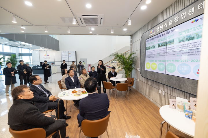 익산시 정헌율 시장이 21일 청년식품창업센터를 방문해 센터 운영 현황을 보고 받고 있다.(사진=익산시 제공) *재판매 및 DB 금지