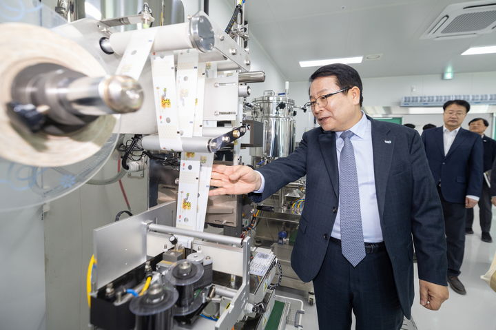 정헌율 익산시장이 21일 청년식품창업센터를 방문해 센터 시설물을 확인하고 있다.(사진=익산시 제공) *재판매 및 DB 금지