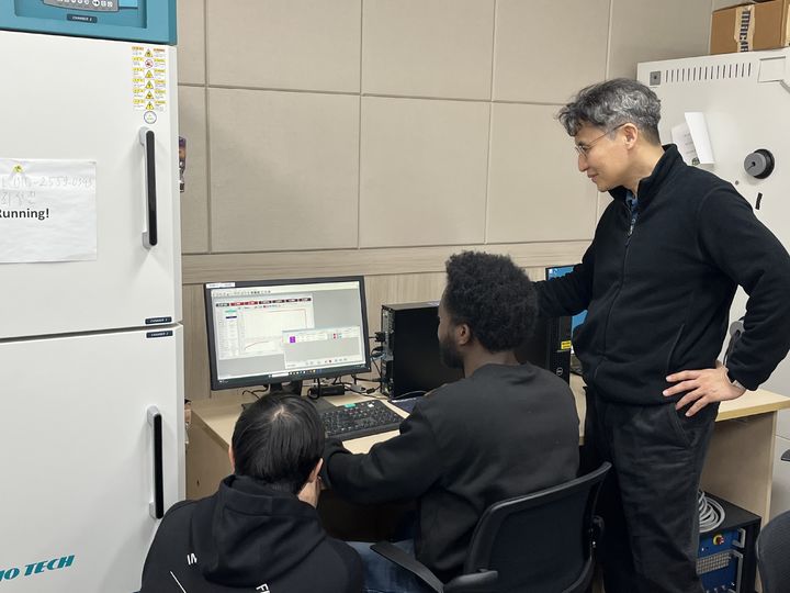 [울산=뉴시스] 울산대학교 전기공학부 연구팀이 배터리 사이클러 화면을 모니터링 하고 있다. (사진=울산대 제공) 2025.02.21. photo@newsis.com *재판매 및 DB 금지