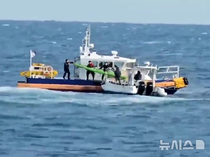 [제주=뉴시스] 20일 오후 3시15분께 제주 서귀포시 가파도 해상에서 카약을 타던 2명이 조난을 당해 해경과 소방당국이 구조에 나서고 있다. (사진=제주소방안전본부 제공) 2025.02.21. photo@newsis.com