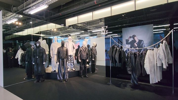 [서울=뉴시스] 이주혜 기자 = 21일 서울 성동구 무신사 테라스 성수에서 열린 '넥스트 인 패션' 팝업에 '유강(YOOGANG)'의 제품들이 전시돼 있다. 2025.02.21. *재판매 및 DB 금지