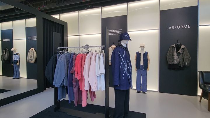 [서울=뉴시스] 이주혜 기자 = 21일 서울 성동구 무신사 테라스 성수에서 열린 '넥스트 인 패션' 팝업에 '랩폼(LABFORME)'의 제품들이 전시돼 있다. 2025.02.21. *재판매 및 DB 금지
