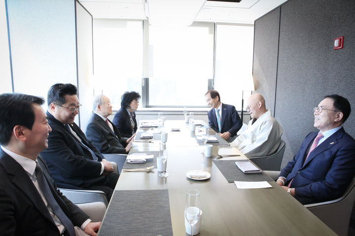[서울=뉴시스] 주형환 저출산고령사회위원회 부위원장이 21일 서울 명동 은행회관 뱅커스클럽에서 열린 저출생 극복 추진본부 공동대표단 회의에 참석한 모습 (사진=저출산고령사회위원회 제공) 2025.02.21. photo@newsis.com *재판매 및 DB 금지
