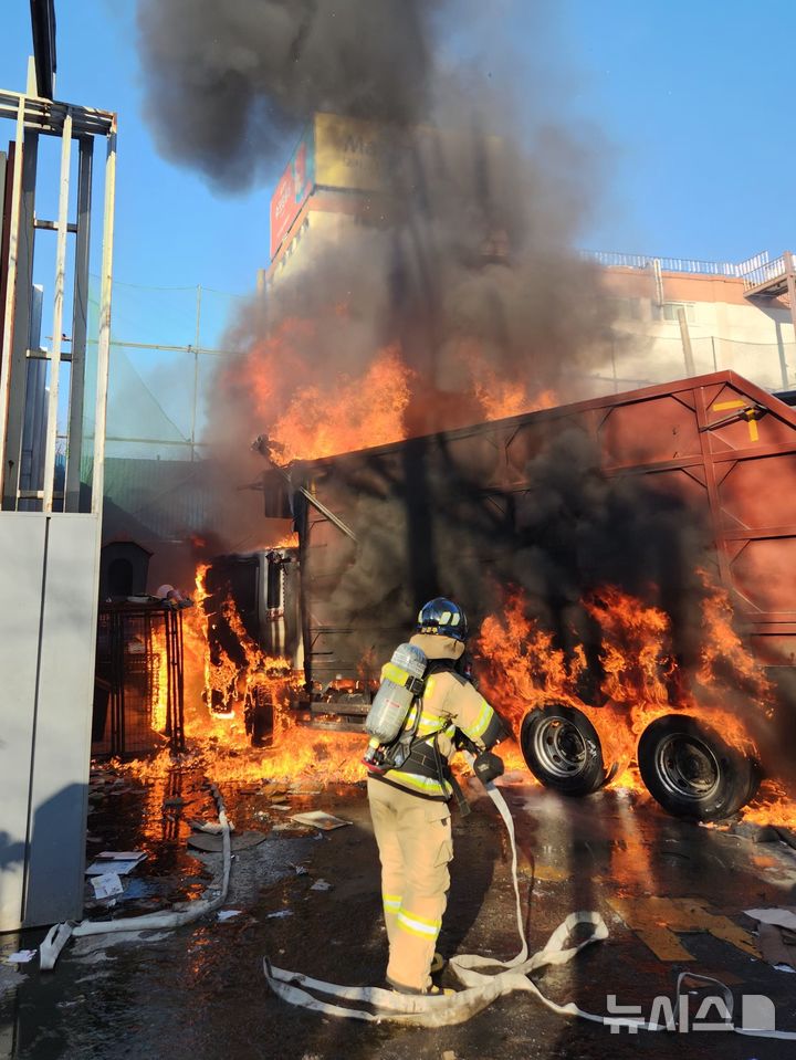 [인천=뉴시스] 21일 오전 8시53분께 인천 부평구 청천동의 한 폐지재활용업체에서 불이 났다. (사진=인천소방본부 제공) 2025.02.21. photo@newsis.com