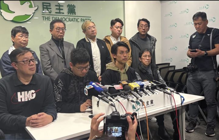  [홍콩=AP/뉴시스] 홍콩 야당인 민주당 로킨헤이(앞줄 오른쪽 두 번째) 대표 등이 20일 당사에서 해체 결정을 발표하고 있다. 2025.02.21. *재판매 및 DB 금지
