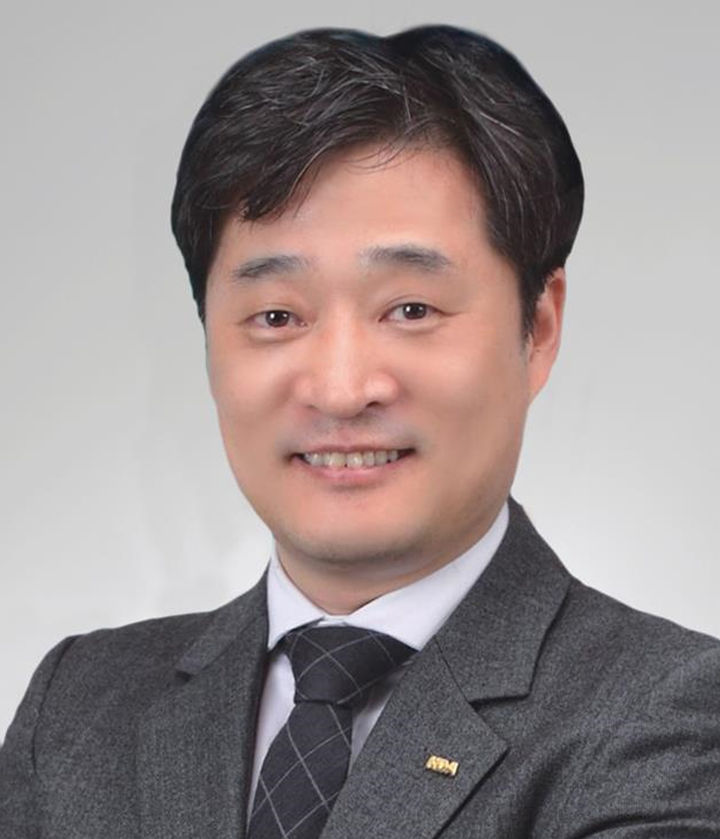 [대구=뉴시스] 대구시 ‘제48회 자랑스러운 시민상’ 대상 수상자 박세호(대구시 치과의사회 회장)씨. 2025.02.21 photo@newsis.com *재판매 및 DB 금지