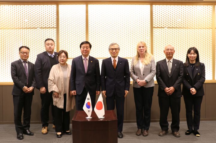 [대전=뉴시스] 일본 오사카대를 방문, 기념촬영하는 김정겸(왼쪽 네번째) 충남대 총장. (사진=충남대 제공) 2025.02.21. photo.newsis.com&nbsp; *재판매 및 DB 금지