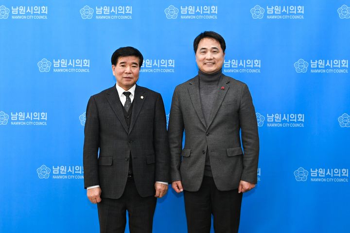 [양산=뉴시스] 곽종포(오른쪽) 양산시 의장이 남원시의회 김영태 의장과 동서 간 상호교류 논의에 이어 기념촬영을 하고 있다. (사진=양산시의회 제공) 2025.02.21. photo@newsis.com *재판매 및 DB 금지