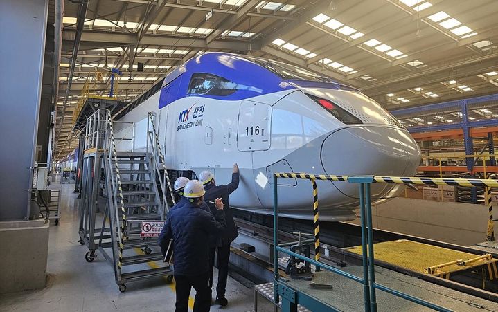 [서울=뉴시스] 수성 친환경 페인트로 도장 된 KTX-산천의 외관. 2025.02.21. (사진=한국철도공사 제공) photo@newsis.com *재판매 및 DB 금지