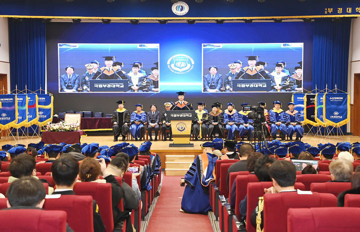 [부산=뉴시스] 국립부경대학교는 21일 오전 부산 남구 대학본부 2층 대회의실에서 2025년 2월 학위수여식을 개최했다고 밝혔다 (사진=부경대 제공 2025.02.21. (사진=부경대 제공) photo@newsis.com *재판매 및 DB 금지