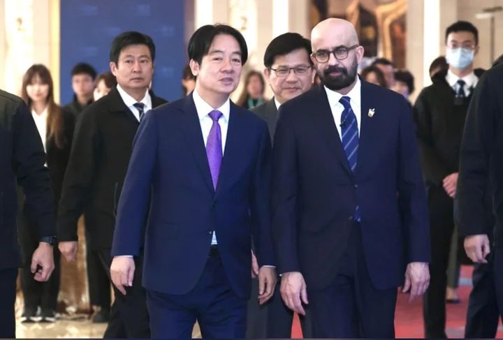 [서울=뉴시스] 라이칭더 대만 총통(왼쪽)이 지난달 20일 타이베이 핼리팩스 국제안보포럼(HFX) 개막식에서 피터 반 프라그 HFX 회장과 함께 회의장으로 들어가고 있다.(출처: 대만 연합보 캡처) 2025.03.21. *재판매 및 DB 금지