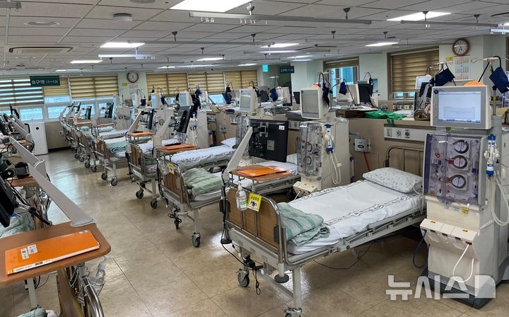 [포항=뉴시스] 송종욱 기자 = 포항세명기독병원이 건강보험심사평가원에서 발표한 '2023년 혈액 투석 적정성 평가'에서 최우수 등급인 1등급을 획득했다. 사진은 포항세명기독병원 인공신장실 모습. (사진=포항세명기독병원 제공) 2025.02.21. photo@newsis.com