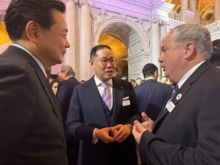 [서울=뉴시스]조현상 HS효성 부회장이 조현동 주미대사, 맷 머레이 미국 APEC 대사를 만나 양국 협력 방안을 논의하고 있다. 왼쪽부터 조현동 주미대사, 조현상 HS효성 부회장, 맷 머레이 미국 APEC 대사. (사진 = HS효성) 2025.02.21. photo@newsis.com *재판매 및 DB 금지