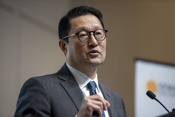 [서울=뉴시스] 최근 미국 조지아주 서배너에서 열린 배터리 공급망 행사에서 이혁재 LG에너지솔루션 북미총괄부사장이 북미 지역 배터리 공급망과 LG에너지솔루션의 전략 등에 대해 설명하고 있다. (사진=링크드인) 2025.02.21 photo@newsis.com *재판매 및 DB 금지