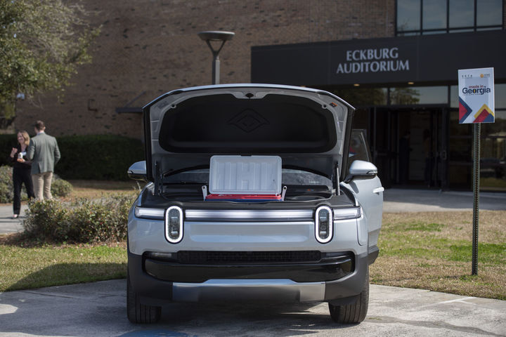 [서울=뉴시스] LG에너지솔루션 배터리를 탑재한 것으로 보이는 리비안의 'R1S' 전기차 모델. (사진=링크드인) 2025.02.21 photo@newsis.com *재판매 및 DB 금지