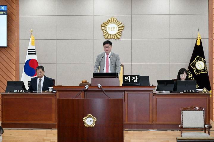 [울산=뉴시스] 구미현 기자 = 울산 중구의회는 21일 오전 본회의장에서 김영길 중구청장 등 관계 공무원이 출석한 가운데 제270회 임시회 제2차 본회의를 열고 8일간의 의사일정을 마무리했다. 2025.02.21. (사진=울산 중구의회 제공) photo@newsis.com *재판매 및 DB 금지