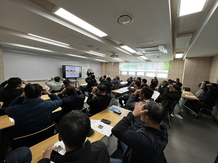 [울산=뉴시스] 울산 남구 일자리종합센터에서 신중년 남성 구직자를 대상으로 운영된 '신사의 자존감 UP!' 취업특강. (사진=울산 남구 제공) photo@newsis.com *재판매 및 DB 금지
