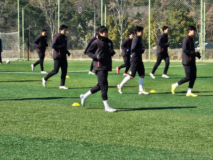 [부산=뉴시스] 기장군민축구단이 훈련을 진행하고 있다. (사진=부산 기장군 제공) 2025.02.21. photo@newsis.com *재판매 및 DB 금지
