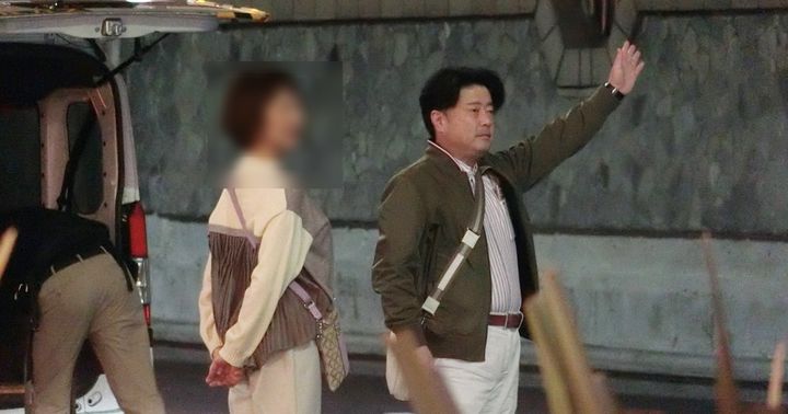 [서울=뉴시스] 일본 후쿠오카현 다가와시의 시장이 불륜 관계에 있는 직원과 함께 출장을 함께 다니면서 같은 호텔 방에 머무르는 등 부적절한 처신을 해온 것을 인정하고 사과했다.  (사진= 슈칸겐다이 ) 2025.02.21. photo@newsis.com *재판매 및 DB 금지