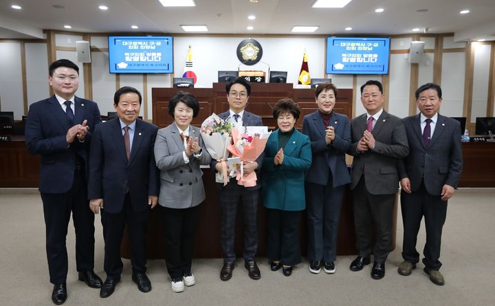 [대구=뉴시스] 서민우 대구 달서구의회 의장이 (사)지방의회발전연구원이 주관한 '제17회 대한민국지방의정봉사대상'을 수상했다. (사진=대구 달서구의회 제공) 2025.02.21. photo@newsis.com *재판매 및 DB 금지