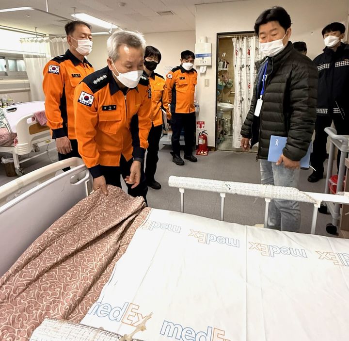 [대구=뉴시스] 대구동부소방서는 21일 동구에 있는 이시아요양병원을 방문해 화재예방지도를 펼쳤다. (사진=대구동부소방서 제공) 2025.02.21. photo@newsis.com *재판매 및 DB 금지