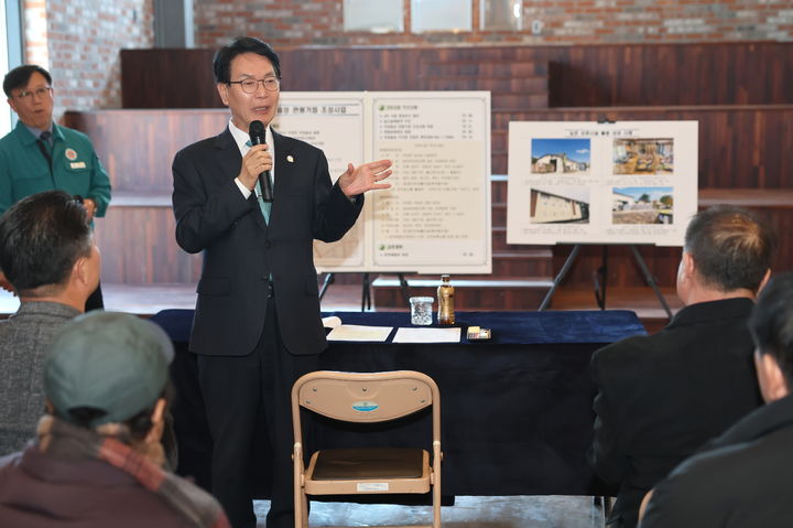 [고창=뉴시스] 고창군의 '무장읍성 관광거점 조성사업' 현장을 방문한 심덕섭 군수가 주민들에게 자세한 사업 내용과 비전을 설명하고 있다. *재판매 및 DB 금지