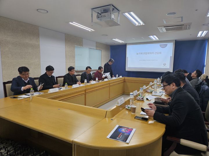 [세종=뉴시스]김병석 농촌진흥청 연구정책국장이 21일 충남 천안시 한국농기계공업협동조합에서 열린 국내 농기계 산업체 임원진 간담회에 참석했다. (사진=농진청 제공) *재판매 및 DB 금지