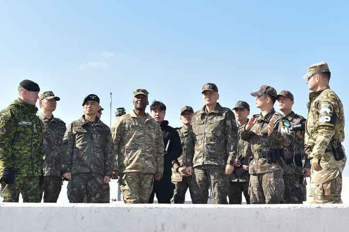 [서울=뉴시스] 김명수 합참의장(우측에서 세번째)과 브런슨 연합사령관(좌측에서 네번째), 강신철 연합사 부사령관(좌측에서 세번째)이 판문점 공동경비구역(JSA)을 방문해 작전태세를 점검하고 있다. (사진=합동참모본부 제공) 2025.02.21. photo@newsis.com *재판매 및 DB 금지