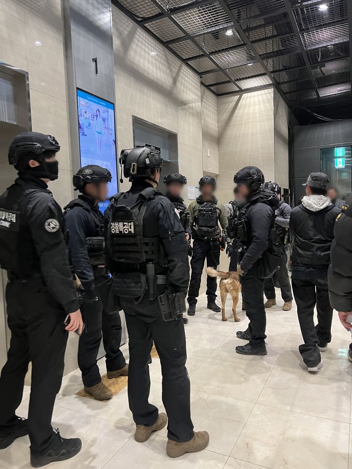 [서울=뉴시스] 21일 오후 6시24분께 서울 용산구 이태원역 인근 7층짜리 건물 2층 공연장에 폭탄을 설치했다는 신고가 접수돼 관객들이 대피하는 소동이 벌어졌다. 수색 결과 폭발물은 발견되지 않았다. (사진='X'(옛 트위터) 캡처) 2025.02.21. photo@newsis.com *재판매 및 DB 금지