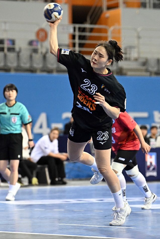 [서울=뉴시스] 여자 핸드볼 SK슈가글라이더즈의 송지은. (사진=한국핸드볼연맹 제공) *재판매 및 DB 금지